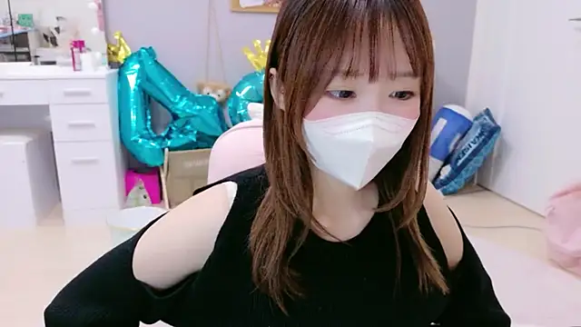 Snapshot of Yui-Ch chatting on 11-27-25, 12:07 Yui-Ch online show from 11-27-25, 12:07