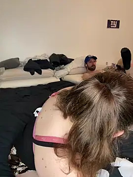 Snapshot of sexybee124 chatting on 04-14-26, 03:45 sexybee124 online show from 04-14-26, 03:45