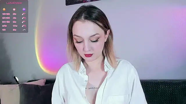 Snapshot of CrystalRey chatting on 12-18-25, 01:39 CrystalRey online show from 12-18-25, 01:39