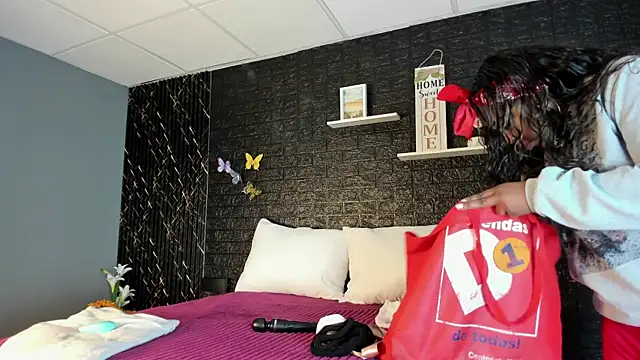 Snapshot of Charlotte__Brown_ chatting on 02-25-25, 01:28 Charlotte Brown online show from 02-25-25, 01:28