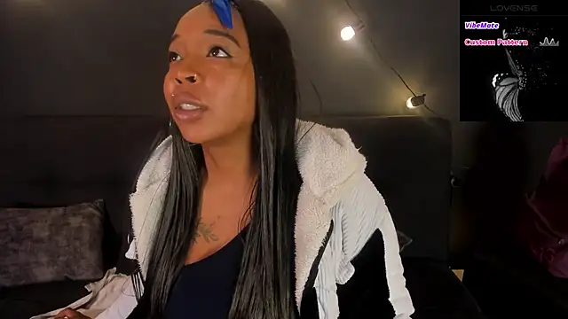 Snapshot of Charlotte__Brown_ chatting on 09-11-25, 01:00 Charlotte Brown online show from 09-11-25, 01:00