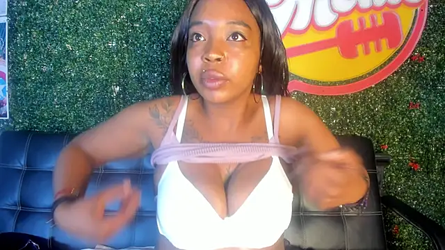 Snapshot of Charlotte__Brown_ chatting on 09-26-25, 01:37 Charlotte Brown online show from 09-26-25, 01:37