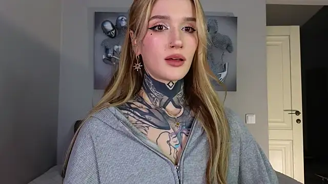 Snapshot of SophieInkk chatting on 10-08-25, 11:35 SophieInkk online show from 10-08-25, 11:35