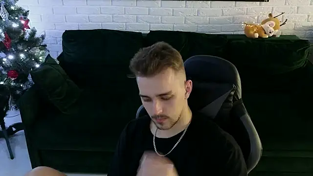 Larstar01 online show from 12-19-24, 05:40