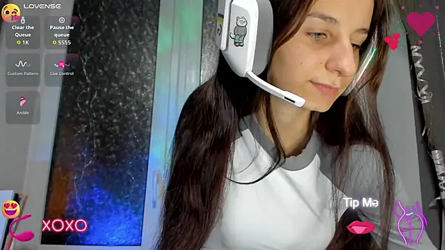 Snapshot of _Nika_Kik chatting on 10-19-25, 04:07 Nika Kik online show from 10-19-25, 04:07