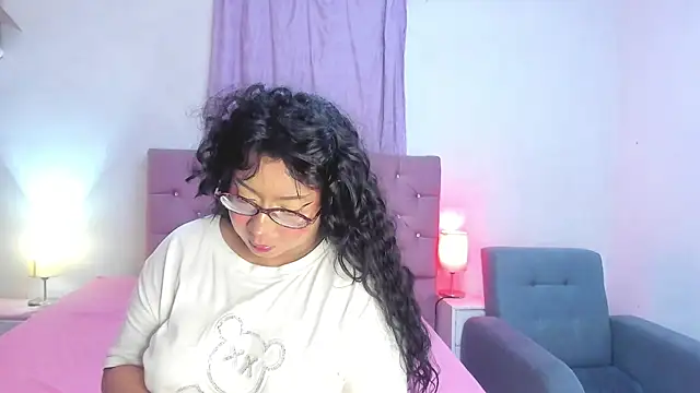 Snapshot of Latinabombsheell chatting on 06-12-26, 06:40 Latinabombsheell online show from 06-12-26, 06:40