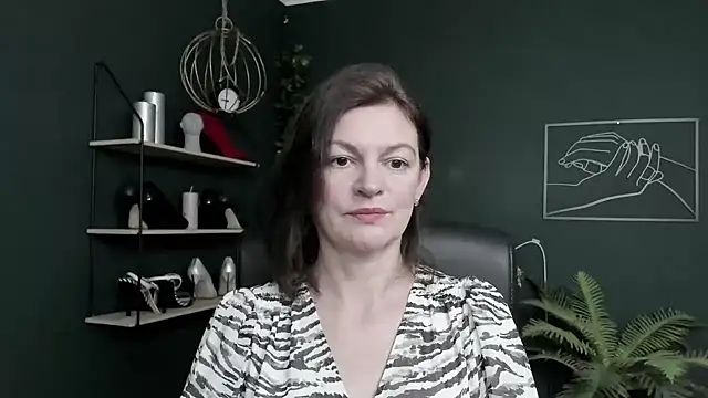 Snapshot of VivianWILD chatting on 06-16-26, 05:32 VivianWILD online show from 06-16-26, 05:32
