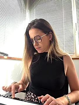 lucie mehott online show from 04-27-26, 08:45