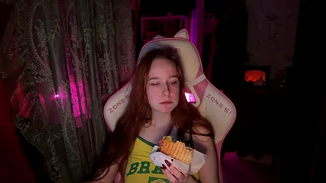 Snapshot of pearl_princess_ chatting on 12-18-25, 06:25 pearl princess online show from 12-18-25, 06:25