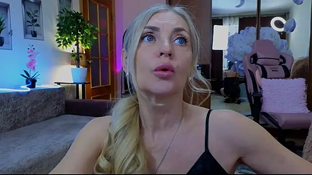 Snapshot of amelia_blondy chatting on 02-14-25, 11:42 amelia blondy online show from 02-14-25, 11:42