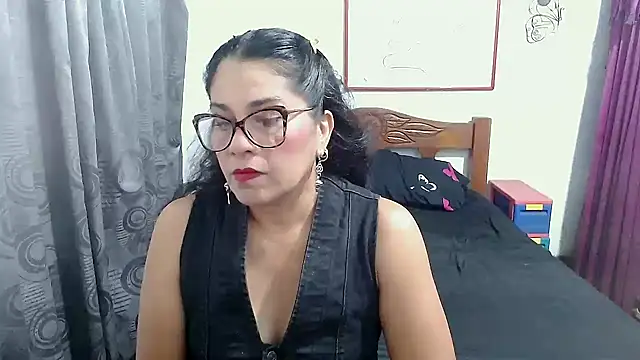 Mistresskloe01 online show from 11-13-25, 12:26