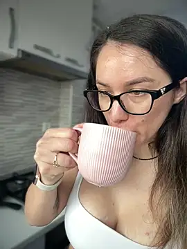 Snapshot of HotXMom chatting on 05-12-26, 06:32 HotXMom online show from 05-12-26, 06:32