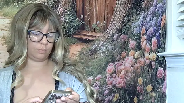 Snapshot of Paisleehaze chatting on 06-17-26, 10:39 Paisleehaze online show from 06-17-26, 10:39