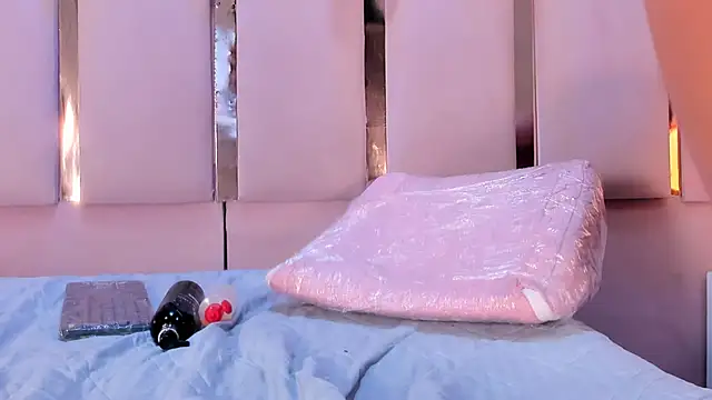 Snapshot of AlinaSweett chatting on 03-23-25, 12:04 AlinaSweett online show from 03-23-25, 12:04