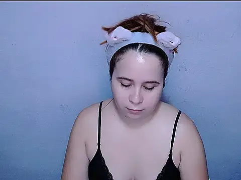 Snapshot of SubLayla01 chatting on 05-13-26, 06:27 SubLayla01 online show from 05-13-26, 06:27