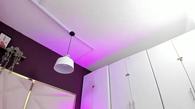 April bowie online show from 11-08-25, 11:21