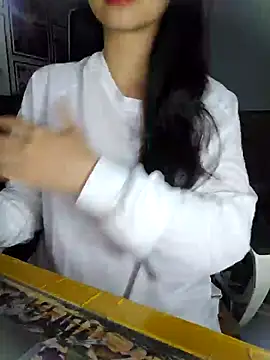 Snapshot of Suri_amabel chatting on 12-23-24, 12:52 Suri amabel online show from 12-23-24, 12:52