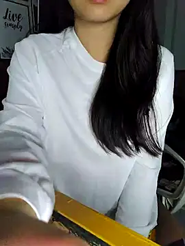 Snapshot of Suri_amabel chatting on 12-31-24, 12:57 Suri amabel online show from 12-31-24, 12:57