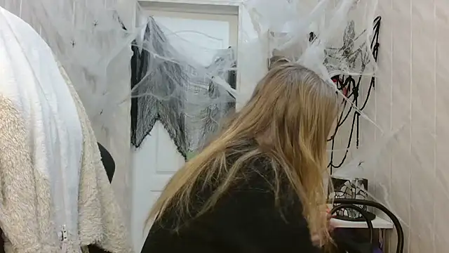 Snapshot of ElenaMaeer chatting on 10-31-25, 09:10 ElenaMaeer online show from 10-31-25, 09:10