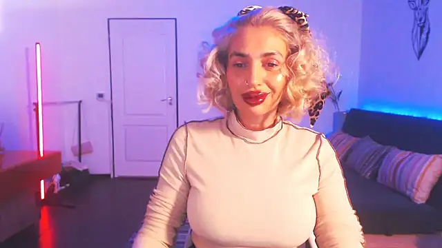 Snapshot of beauty_chl0e chatting on 01-07-25, 08:42 beauty chl0e online show from 01-07-25, 08:42