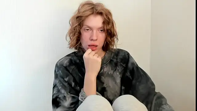 Snapshot of StellaDavis chatting on 10-02-25, 09:05 StellaDavis online show from 10-02-25, 09:05