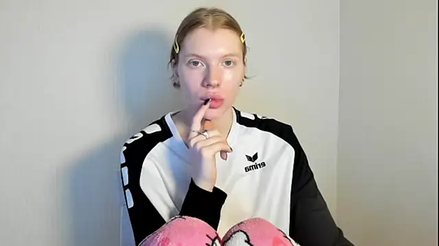 Snapshot of StellaDavis chatting on 11-06-25, 10:05 StellaDavis online show from 11-06-25, 10:05