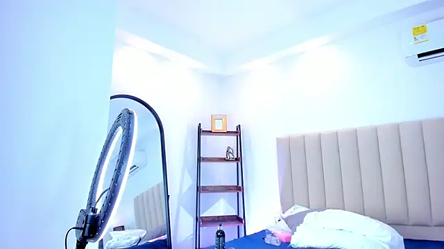 Snapshot of LindaRey_ chatting on 01-19-25, 04:14 LindaRey online show from 01-19-25, 04:14