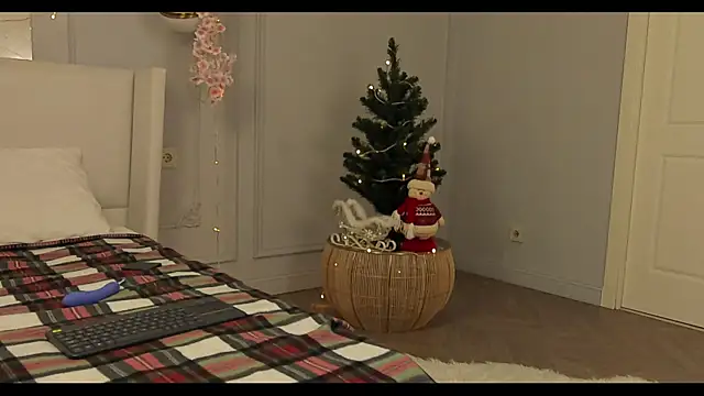 Snapshot of Miley_Smile chatting on 12-21-24, 08:28 Miley Smile online show from 12-21-24, 08:28