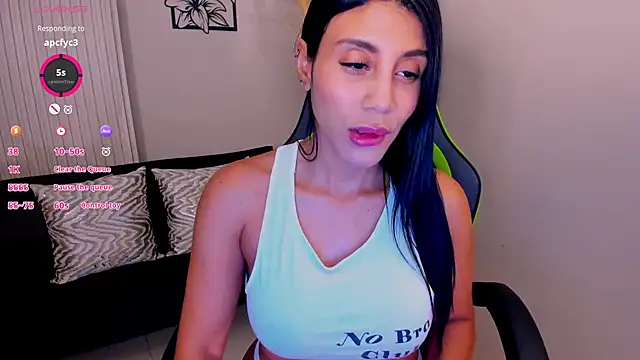 Snapshot of CharlotteCox_ chatting on 12-15-25, 01:43 CharlotteCox online show from 12-15-25, 01:43