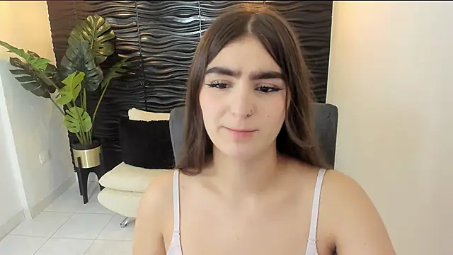 Snapshot of sofia_44 chatting on 02-10-25, 01:33 sofia 44 online show from 02-10-25, 01:33