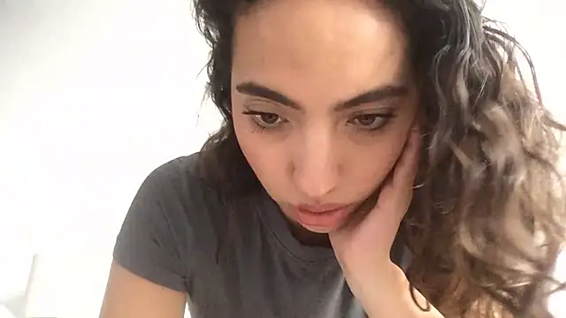 Snapshot of Sophi__a chatting on 05-05-26, 09:01 Sophi a online show from 05-05-26, 09:01