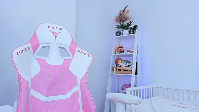 Snapshot of Lily_Young chatting on 03-18-25, 06:46 Lily Young online show from 03-18-25, 06:46