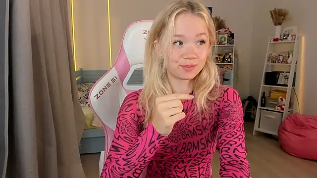 Snapshot of Lily_Young chatting on 10-08-25, 04:54 Lily Young online show from 10-08-25, 04:54