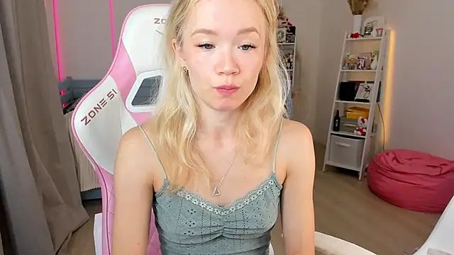 Snapshot of Lily_Young chatting on 10-13-25, 05:18 Lily Young online show from 10-13-25, 05:18