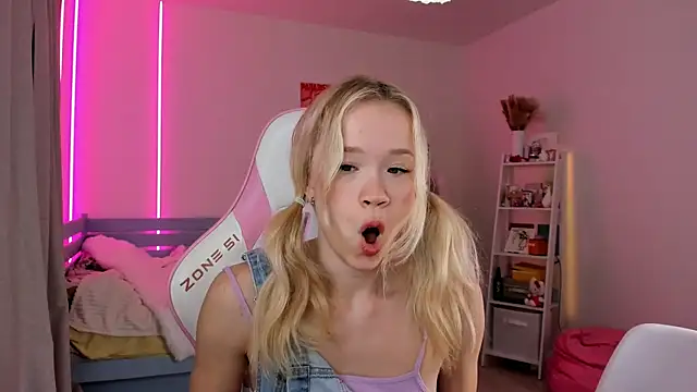 Snapshot of Lily_Young chatting on 10-17-25, 04:26 Lily Young online show from 10-17-25, 04:26