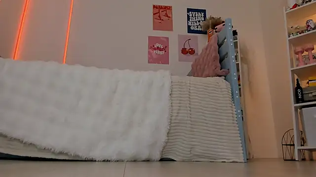 Snapshot of Lily_Young chatting on 10-20-25, 05:08 Lily Young online show from 10-20-25, 05:08