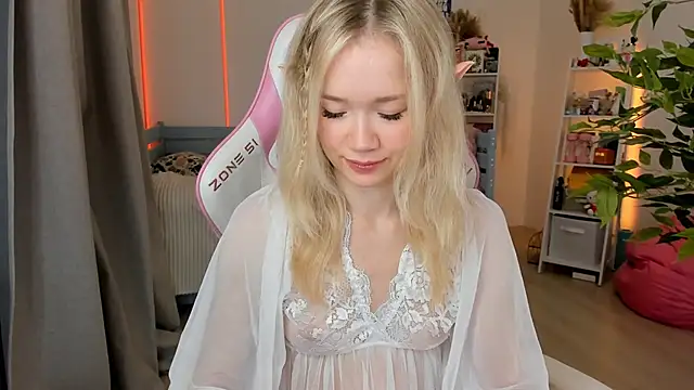 Snapshot of Lily_Young chatting on 10-22-25, 04:35 Lily Young online show from 10-22-25, 04:35