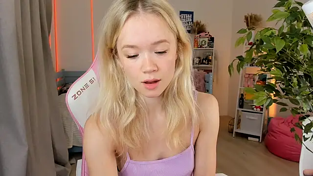 Snapshot of Lily_Young chatting on 10-23-25, 04:23 Lily Young online show from 10-23-25, 04:23