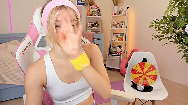 Snapshot of Lily_Young chatting on 10-29-25, 06:15 Lily Young online show from 10-29-25, 06:15