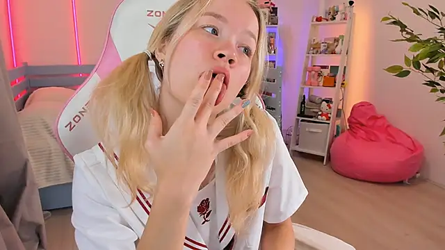 Snapshot of Lily_Young chatting on 11-04-25, 04:55 Lily Young online show from 11-04-25, 04:55