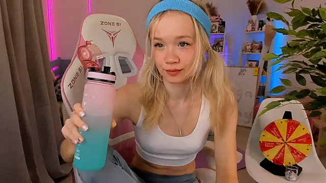 Snapshot of Lily_Young chatting on 11-19-25, 04:56 Lily Young online show from 11-19-25, 04:56