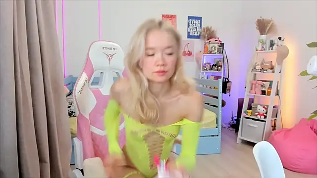 Snapshot of Lily_Young chatting on 11-28-25, 05:32 Lily Young online show from 11-28-25, 05:32