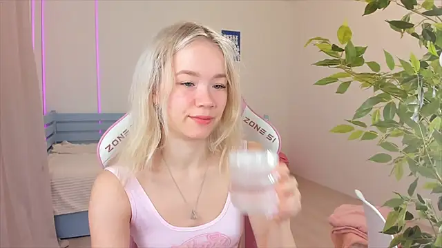 Snapshot of Lily_Young chatting on 12-05-25, 03:37 Lily Young online show from 12-05-25, 03:37