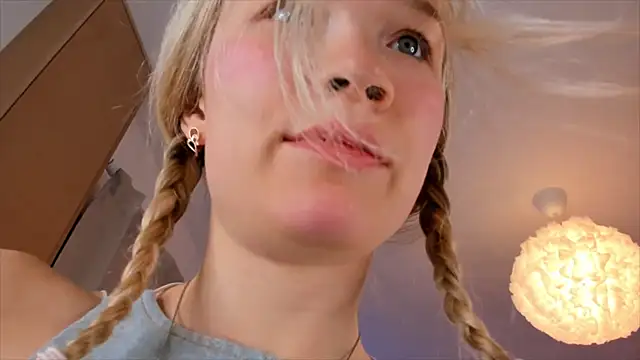 Lily Young online show from 12-19-25, 04:08