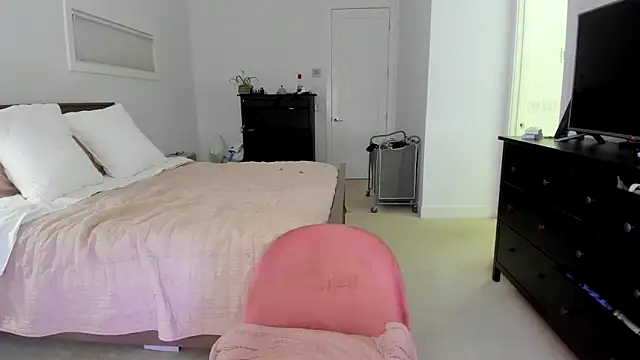 Snapshot of Kymmmy chatting on 02-13-25, 11:37 Kymmmy online show from 02-13-25, 11:37