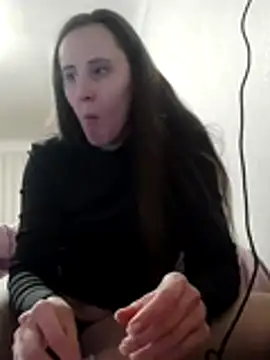 Snapshot of emeli_moon chatting on 12-15-25, 08:13 emeli moon online show from 12-15-25, 08:13