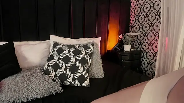 Adeelinee online show from 12-17-25, 07:42