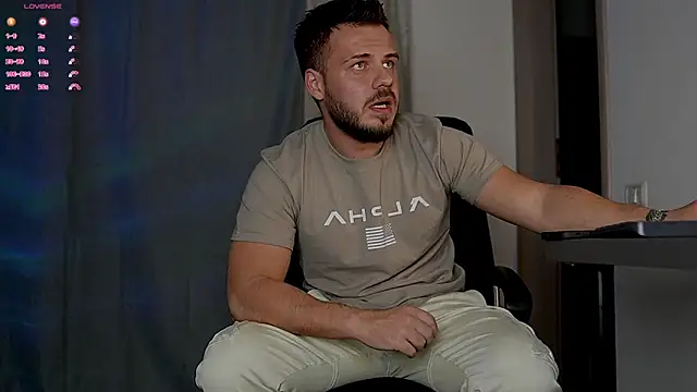 Snapshot of juliusmasters chatting on 10-19-25, 06:52 juliusmasters online show from 10-19-25, 06:52