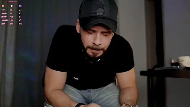 Snapshot of juliusmasters chatting on 10-29-25, 07:37 juliusmasters online show from 10-29-25, 07:37