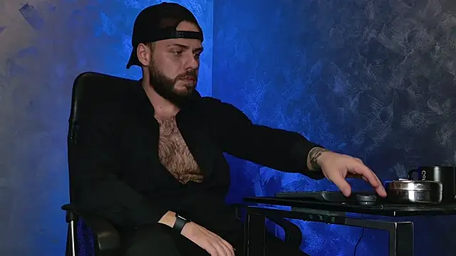 Snapshot of juliusmasters chatting on 12-15-25, 08:35 juliusmasters online show from 12-15-25, 08:35